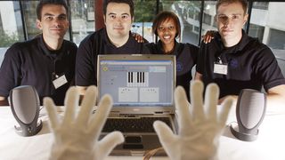 Haben den Musik-Handschuh entwickelt: die Mechatronik-Studenten Christian Bur, Eliseo Pignanelli, Esther Tesfagiorgis und Manuel Barra (v.l.).  Bild: Hannibal Hanschke (Archiv: Vogel Business Media)