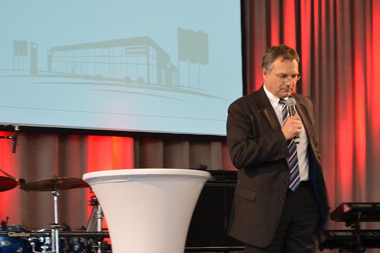 Angesichts der 3.000 Neuwagen, die Bayram jährlich dreht, musste sich auch Vertriebschef Hans-Jürgen Kronenberg leicht verneigen. (Foto: Grimm)