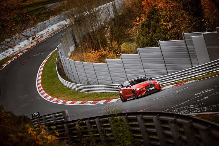 Auch Supersportler wie der Ferrari 488 GTB oder der Maserati MC12 waren auf dem 20,76 Kilometer langen Eifelkurs langsamer. (Jaguar)