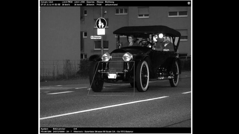 Schwarz auf weiß: Dieses 108 Jahre alte Locomobile tappte bzw. fuhr kürzlich in eine Radarfalle.(Bild:  Ordnungsamt Wiesloch)