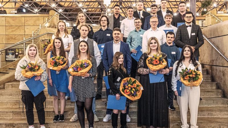 Die Kfz-Innung Mittelfranken feierte in der Stadthalle in Fürth die Freisprechung von insgesamt 318 mittelfränkischen Gesellinnen und Gesellen im Kfz-Handwerk. Für ihre besonderen Leistungen erhielten die frischgebackenen Kfz-Mechatronikerinnen und Mechatroniker Blumensträuße und Urkunden, die ihnen Obermeister Karl-Heinz Breitschwert überreichte. Die Festrede hielt Christian Sendelbeck, Vizepräsident der Handwerkskammer für Mittelfranken. Die Auszeichnung der Prüfungsbesten erfolgte durch die Vorsitzenden des Gesellenprüfungsausschusses Richard Scharrer, Rudolf Schilling und Georg Miederer.  (Bild: Kfz-Innung Mittelfranken)