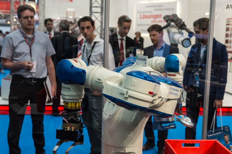Am 3. Juni 2014 öffnete die Automatica in München wieder ihre Tore. Der Besuchermagnet sind in diesem Jahr ganz klar die Serviceroboter, die auf der Messe erstmals in einem eigenen Ausstellungsbereich präsentiert werden. (Thomas Plettenberg/Messe München)