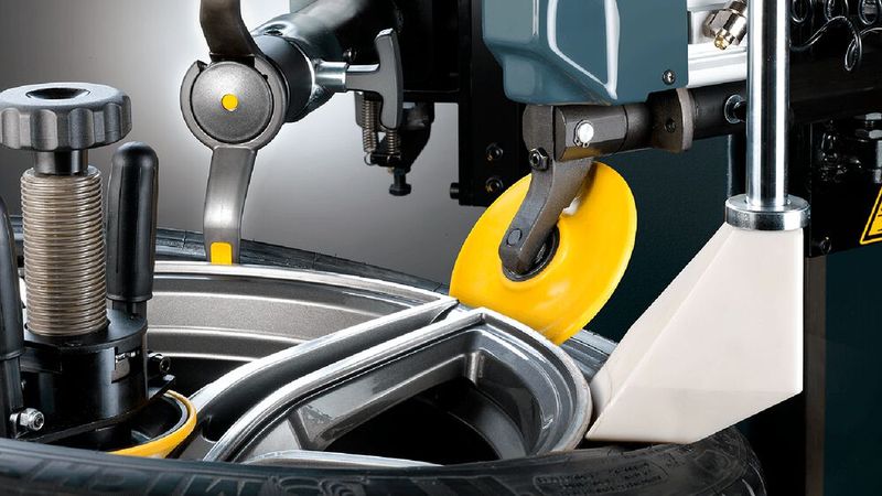 Dafür soll unter anderem der patentierte Abdrückfinger und der parallel laufenden Drehteller sorgen.  (Bild: Beissbarth)