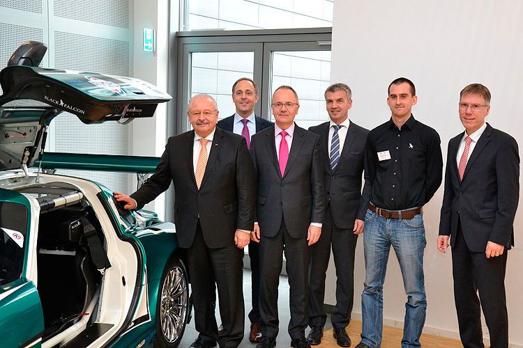 Gemischtes Gruppenbild am Sportwagen von Black Falcon: (v.li.) Jürgen Karpinski (ZDK), Dirk Nusselt (Fuchs), Ulrich Köster (ZDK), Ralph Rheinboldt (Fuchs), Manuel Metzger (Black Falcon) und Stefan Knapp (Fuchs).   (Foto: Michel)