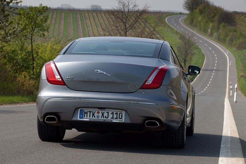 Das Heck des Jaguar XJ ist in puncto Design vollkommen eigenständig (Archiv: Vogel Business Media)