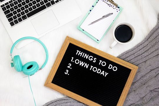 Um von zu Hause aus genauso effektiv zu arbeiten wie im Unternehmen, braucht es einen geregelten Tagesablauf und einen guten Start in den Arbeitstag. Um von zu Hause aus genauso effektiv zu arbeiten wie im Unternehmen, braucht es einen geregelten Tagesablauf und einen guten Start in den Arbeitstag.