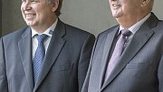 Neuer Chef bei ZF Services: Helmut Ernst (links) folgt auf Alois Ludwig. (Foto: ZF Services)