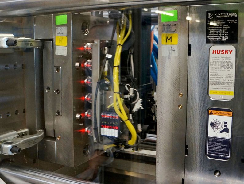 100 % Überwachung am Sprietzgießwerkzeug mit seinen zwölf Kavitäten für die Löffelherstellung. (Bild: Wittmann Battenfeld)