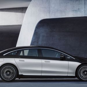 Kurze Überhänge und eine lange, geschwungene Dachlinie lassen diese S-Klasse beinahe coupehaft wirken.(Bild:  Daimler)