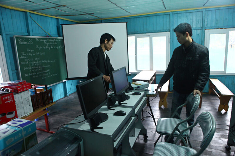Das ALSO-/Lenovo-Team spendete den Schülern im schwimmenden Dorf ein kleines IT-Equipment. (ALSO)