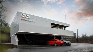 Statt auf maximale Reichweite setzt Audi auf schnelles und komfortables Laden - wie hier im Charging Hub. (Bild: Audi)