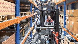 Als technisch herausfordernd erwiesen sich die Querträger unterhalb des Hallendaches. Um die Gefahr einer Kollision des Linde-K-Geräts mit den Querträgern zu minimieren, sind alle Schmalganggeräte mit dem Linde-Gangsicherheitsassistenten ausgestattet. (Bild: Linde-MH)