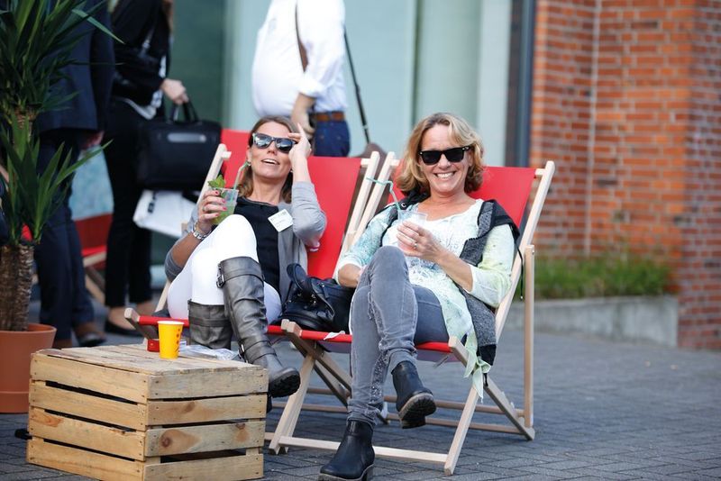 Mit Cocktail und guter Laune wird die Sonne bei einer kleinen Messepause genossen. (Eno)