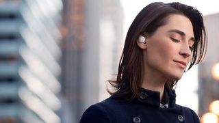 „Here One“, die In-Ear-Ohrstöpsel von Doppler Labs, können die Lautstärke von Umgebungsgeräuschen dynamisch erhöhen oder verringern und – ganz nebenbei – auch Musik streamen. (Here)