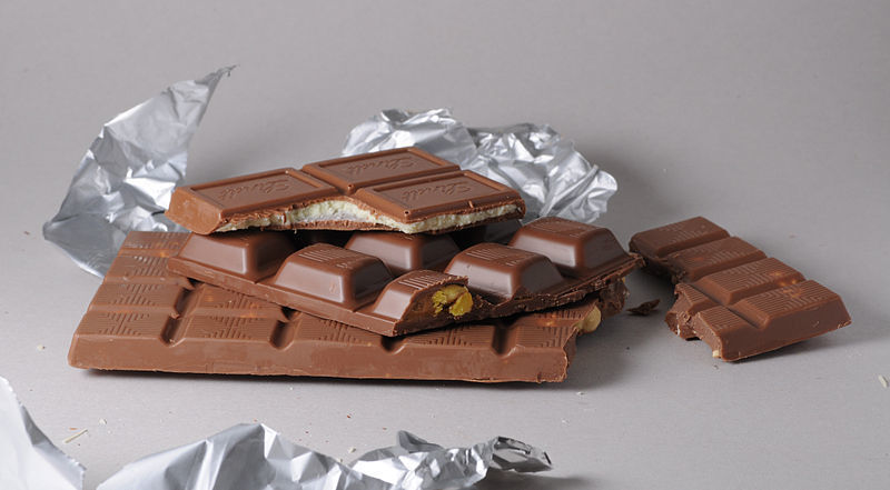 Platz 1: Tafelschokolade (32,5 Prozent )Egal ob Stress, ein schlechter Tag oder einfach nur mal so – Schokolade hilft und macht einfach glücklich. Das sahen auch 32 Prozent der Befragten so und wählten die Schokolade nach ganz oben.    Weitere interessante Beiträge rund um das Thema Süßigkeiten & Ernährung:    - Dossier Übergewicht & Ernährung      - Woher kommt der Schmelz der Schokolade?      - Unnachahmliche Süße: über die Schwierigkeit vom Zucker zu lassen     (Bild: Simon A. Youngster - Eigenes Werk, CC BY-SA 3.0 via Wikimedia Commons, https://de.wikipedia.org/wiki/Datei:Schokolade-braun.jpg) (Bild: Simon A. Youngster)