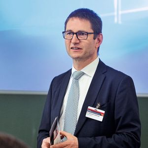 Dr.-Ing. Alexander Olowinsky, Gruppenleiter Mikrofügen am Fraunhofer-ILT: „Das Thema Elektromobilität bewegt uns alle. Der Laser wird dabei eine Schlüsselrolle spielen.“ (Bild:  Fraunhofer-ILT)