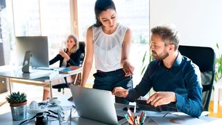 Ob es in den Büros bald wieder so aussehen wird? Für viele Frauen könnte die Rückkehr in den Vollzeitjob schwierig werden, wenn sie während Corona Arbeitsstunden reduziert haben. (Bild: ©Halfpoint - stock.adobe.com)