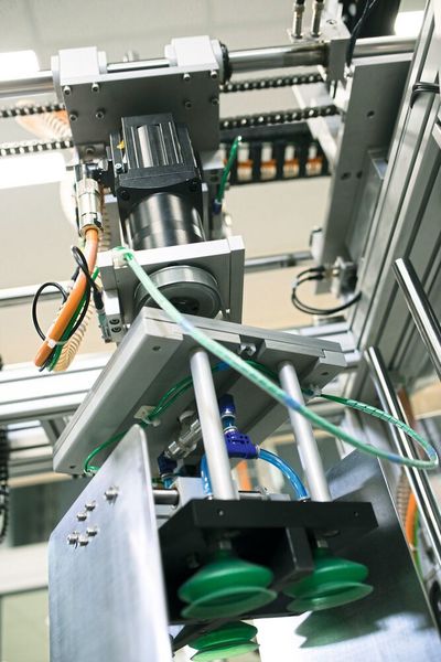 Vierachs-gesteuertes Saugsystem: Das hochpräzise Planetengetriebe ist mit dem dynamischen Servomotor ohne Motoradapter direkt verheiratet. Das spart Bauraum, verringert Gewicht, ist leise und dynamisch.   (Stöber Antriebstechnik)