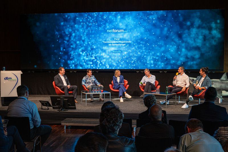 Technologische Megatrends als Gamechanger? Jan Moll, Dietmar Dahmen, Yve Fehring, Thomas Ramge, Sven Wagenknecht und Duc Au (v. l.) diskutieren die wichtigsten IT-Entwicklungen. (Bild: dtm)