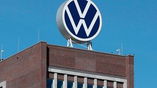 Gestern wurde bereits bekannt, dass Audi den Wettlauf mit BMW und Mercedes-Benz sozusagen verloren hat, wenn es um die Verkaufszahlen geht. Heute wird Volkswagen seine Absatzzahlen vorlegen. Analysten erwarten ein deutliches Minus im Vergleich zu 2023. (Bild: Volkswagen)