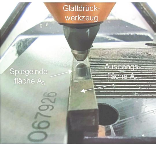 Bild 1: So sieht es aus, wenn man ein additiv gefertigtes Ti-AL-Bauteil des Werkstoffs 5553 durch Glattdrücken mit MKD optimiert: im Vordergrund die unbearbeitete, noch raue Fläche.(Bild:  IWF)