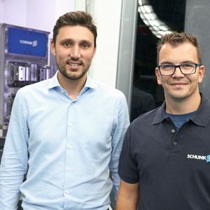 Johannes Ketterer, Geschäftsbereichsleiter (l.), gemeinsam mit Fertigungsmeister Jochen Steinke an der DMC 125 U Duoblock.