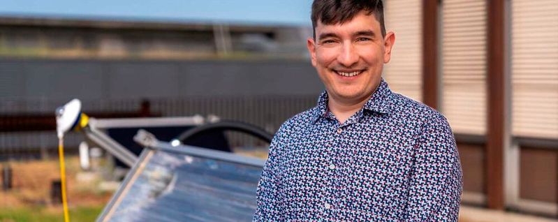Pioneer Fellow Luca Thommen, im Hintergrund der von ihm entwickelte Solarthermie-Kollektor „Solar Heat“.(Bild:  Michel Büchel, ETH Zürich)