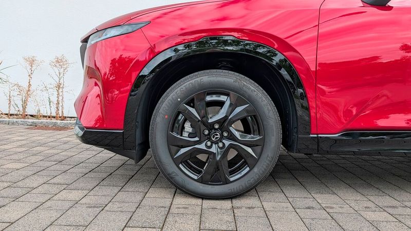 Auch die 19-Zoll-Felgen der Spitzenausstattung namens Homura sind schwarz lackiert. Die Bridgestone-Alenza-Bereifung in 225/55 R 19 ist klar auf der komfortablen Seite angesiedelt. (Bild: Rosenow – VCG)