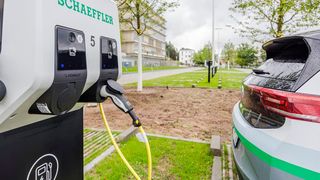 Am Schaeffler-Standort Herzogenaurach entstanden im Rahmen der Parkplatzneugestaltung 40 neue Ladepunkte an zehn Ladesäulen mit einer Leistung von je bis zu 22 Kilowatt.  (Bild: Schaeffler/Thomas Welker)
