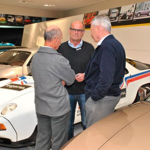 Porsche-Rennpiloten Günter Steckkönig (li.) und Hans Clausecker (re.) erinnern sich an alte Zeiten – damals mit dem 928 auf der Rennstrecke.(Foto:  Dominsky)