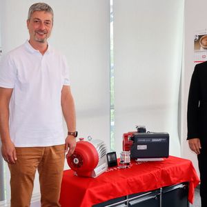 CTO Tobias Stoll (rechts) und Global Energy Manager Sebastian Oberbeck ...(Bild:  PROCESS/Kempf)