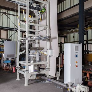 Die Big-Bag-Entleeranlage wurde mit einer kompakten Bauweise an die beengten Raumverhältnisse am Aufstellort angepasst.(Bilder:  J. Engelsmann)