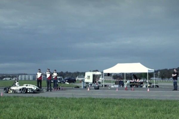 Weltrekordversuch: der erste von zwei aufeinanderfolgenden Läufen (Bild: AMZ Racing)