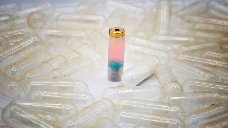 Etwa so groß wie eine Pille enthält MEDS eine winzige Kammer mit Bio-Tinte und einen Feder‑Kolben‑Mechanismus, der das Material herausdrückt. (Bild:  EPFL)