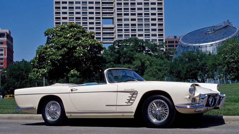 Mit dem 3500 GT (später 3500 GTI), gebaut von 1957 bis 1966 begann bei Maserati die serienmäßige Herstellung von Straßensportwagen. Er besitzt einen 3,5-Liter-Reihensechszylindermotor mit zwei obenliegenden Nockenwellen. Das Fahrwerk war mit hinterer Blattfeder-Starrachse eher einfach gehalten. Der 3500 GT wurde als Coupé sowie als Spider angeboten. Die Vergasermotoren leisteten 220 bis 230 PS, die Leistung der als 3500 GTI bezeichneten Version mit Benzineinspritzung wurde mit 235 PS angegeben. Von den geschlossenen Modellen entstanden 1972 Exemplare mit Werkskarosserie (Touring), hinzu kommen 245 Vignale Spider.  (Bild: Maserati)