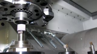 Bild 1: Für den Schleifprozess fährt die selbstladende Pick-up-Spindel nach dem Vordrehen zur Schleifeinheit, mit der die Bauteile fertig bearbeitet werden. (Archiv: Vogel Business Media)