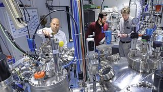 Dr. Ilia Valov (l.) im Oxidcluster am Forschungszentrum Jülich. Im Hintergrund: Michael Lübben (Mitte) und Prof. Rainer Waser (r.) (Bild: RWTH Aachen / Peter Winandy)