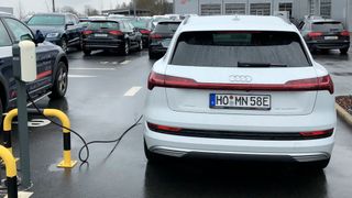Händler können in Sachen Elektro-Kompetenz gegenüber Kunden laut einer TÜV-Studie noch deutlich zulegen. (Bild: Seyerlein / »kfz-betrieb«)