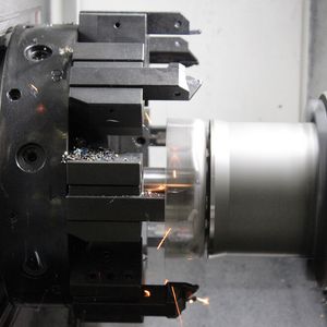 Eine Reibschweißanlage von Klaus Raiser bei der Fügearbeit. Der Werkstoff der Fügepartner wird, auch im Falle von unterschiedlichen Schmelzunkten, so weich, dass sich die Kontaktzonen fest verbinden, obowohl die Schmelztemperatur(en) beim Reibschweißen nicht erreicht wird respektive werden. (Bild:  Klaus Raiser)