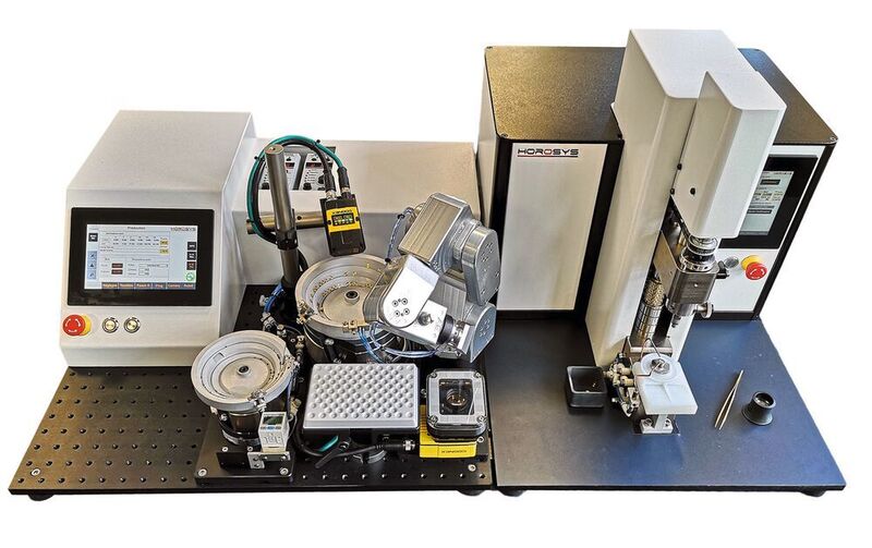 Le Meca500, un robot 6 axes ultra-compact, est une solution unique pour le positionnement et la manipulation de petits composants dans des espaces confinés et parfaitement intégrable dans une ligne de production de type « Smart Micro Factory ». (HoroSys)