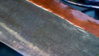 Mittels IWS-Schmelzabscheidung hergestellte Lithiumschicht auf Kupferfolie: Das Verfahren erlaubt bereits jetzt die Herstellung von Prototypzellen mit 5 bis 30 μm dünnen Lithiumanodenschichten. (Fraunhofer IWS Dresden)