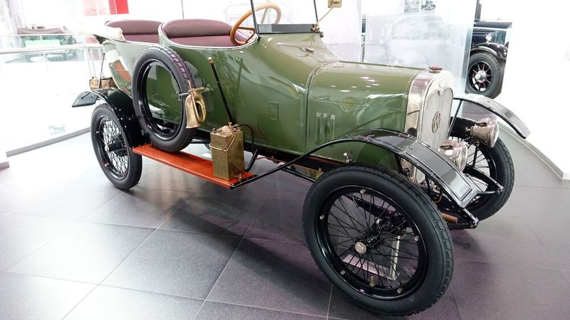 Der Wanderer W1 5/12 PS, auch Wanderer Puppchen genannt, war ein kleiner offener Tourenwagen, den die Wanderer-Werke aus Chemnitz 1914 herausbrachten. Er hatte zwei Sitze hintereinander und zwei Türen auf der linken Fahrzeugseite. Rund 3.300 Stück wurden bis 1921 gebaut.  (Bild: Dominsky – VCG)