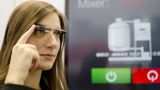 Eine Brille mit Computer, Display, Internet, Mikrofon und Kamera: Mit Google Glass experimentierten auch die Autoamtisierer. (Barbara Hofler)