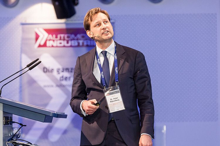 Dr. Arjan Rijkenberg präsentierte die XPF-Stähle von Tata Steel für Anwendungen im Fahrwerk. (Foto: Stefan Bausewein)