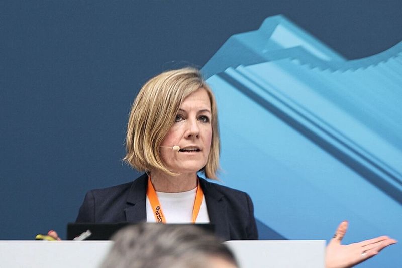  Interessantes Vortragsprogramm: Bettina Dempewolf, Leiterin Kommunikation bei Plastics Europe, thematisierte beispielsweise den Weg vom Green Deal zum Clean Industrial Deal – Business Modelle für eine Kreislaufwirtschaft mit Kunststoffen. (Bild: Maschinenmarkt)