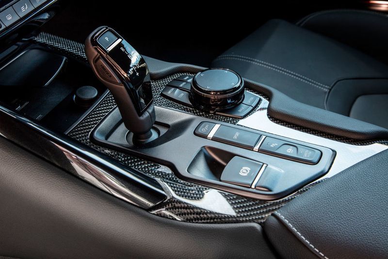 Der Wählhebel für die Automatik, das Lenkrad und der i-Drive-Controler lassen eine gewisse Verwandtschaft zum bayerischen Partner erkennen. (Toyota)