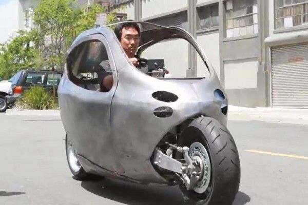 Das C1 von Lit Motors: zwei Gyroskope sorgen dafür, dass der elektrische Zweiradkabinenroller nicht umfallen kann - auch nicht bei einem Unfall (Bild: Lit Motors)