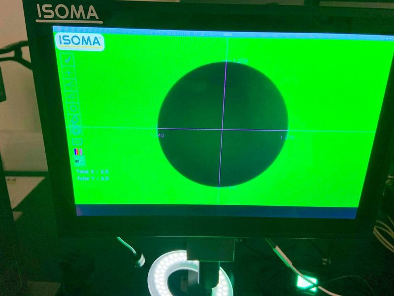 Blick auf das „magische“ Fadenkreuz namens Mag+ des Miniscope von Isoma, das zur automatischen Kantenerkennung dient. (Bild: Isoma)