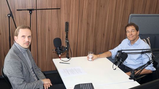 „Wer nicht Ende 2027 CRA-compliant ist, wird 2028 in Europa nichts mehr verkaufen. Der Druck ist wirklich da!“ - Christoph Adam, Head of Product Management bei Softing (re.) im Gespräch mit PROCESS-Redakteur Dominik Stephan.(Bild:  PROCESS/Kempf)