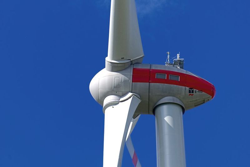 Viele starke Windkraftanlagen brauchen bereits während der ersten 7 bis 10 Jahre  eine größere Überholung – das schmälert die Wirtschaftlichkeit reduziert aber auch die Gefahr eines Totalausfalls. (gemeinfrei)